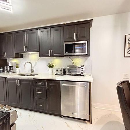 Super Luxury Family Home - 3 Bedrooms, 1 Full Bathroom And 1 Half Washroom With Free Parking, Wifi, Netflix Toronto Exteriör bild