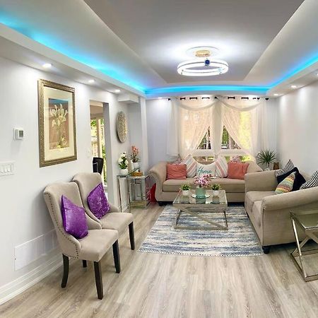 Super Luxury Family Home - 3 Bedrooms, 1 Full Bathroom And 1 Half Washroom With Free Parking, Wifi, Netflix Toronto Exteriör bild