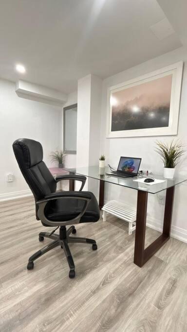 Super Luxury Family Home - 3 Bedrooms, 1 Full Bathroom And 1 Half Washroom With Free Parking, Wifi, Netflix Toronto Exteriör bild