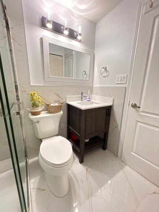 Super Luxury Family Home - 3 Bedrooms, 1 Full Bathroom And 1 Half Washroom With Free Parking, Wifi, Netflix Toronto Exteriör bild