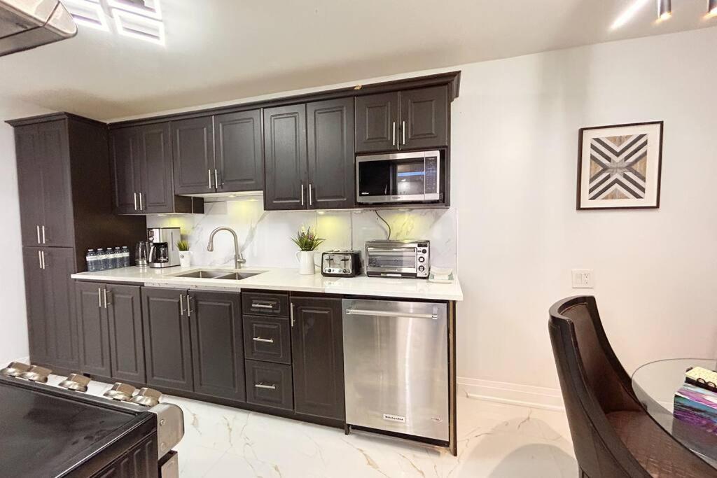 Super Luxury Family Home - 3 Bedrooms, 1 Full Bathroom And 1 Half Washroom With Free Parking, Wifi, Netflix Toronto Exteriör bild
