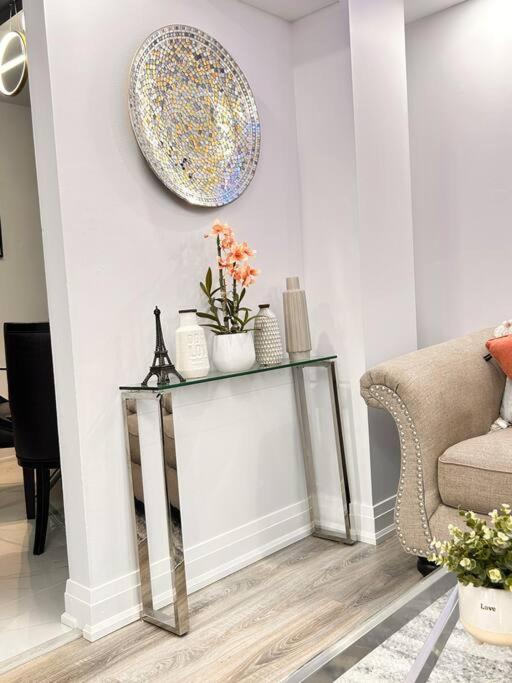 Super Luxury Family Home - 3 Bedrooms, 1 Full Bathroom And 1 Half Washroom With Free Parking, Wifi, Netflix Toronto Exteriör bild