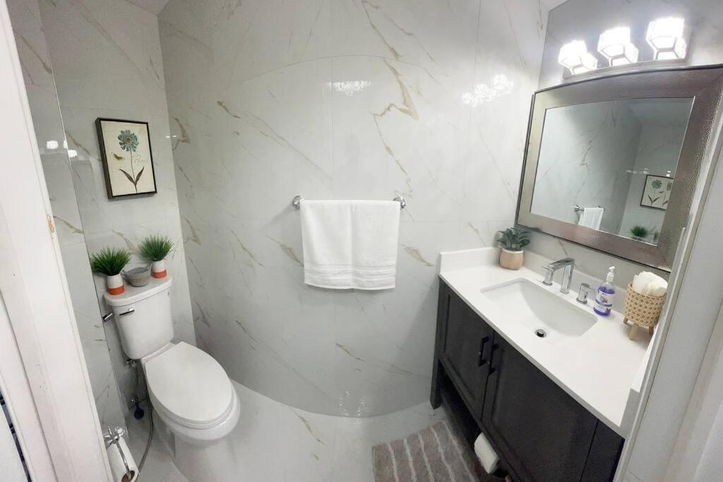 Super Luxury Family Home - 3 Bedrooms, 1 Full Bathroom And 1 Half Washroom With Free Parking, Wifi, Netflix Toronto Exteriör bild