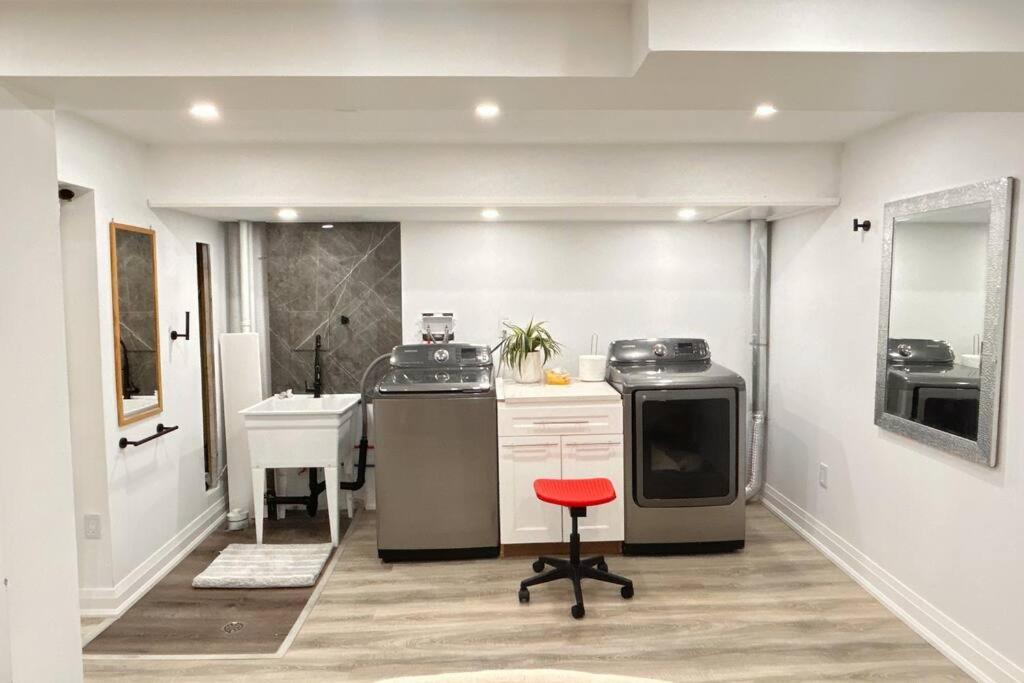 Super Luxury Family Home - 3 Bedrooms, 1 Full Bathroom And 1 Half Washroom With Free Parking, Wifi, Netflix Toronto Exteriör bild