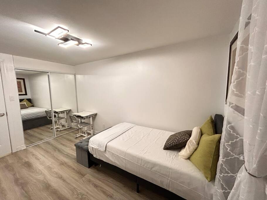 Super Luxury Family Home - 3 Bedrooms, 1 Full Bathroom And 1 Half Washroom With Free Parking, Wifi, Netflix Toronto Exteriör bild