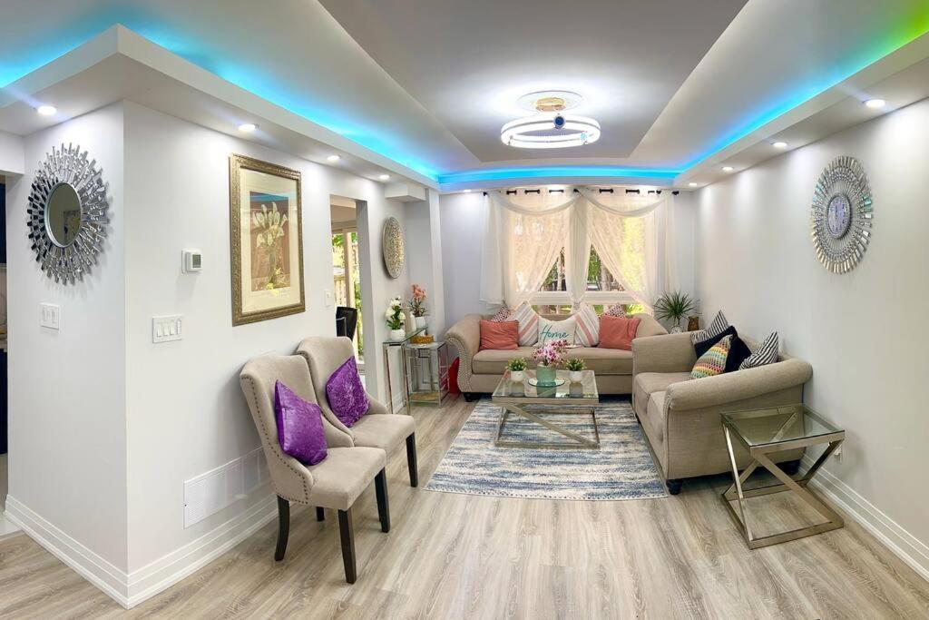 Super Luxury Family Home - 3 Bedrooms, 1 Full Bathroom And 1 Half Washroom With Free Parking, Wifi, Netflix Toronto Exteriör bild