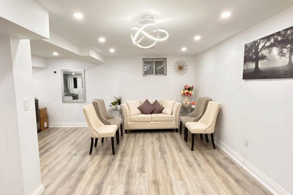 Super Luxury Family Home - 3 Bedrooms, 1 Full Bathroom And 1 Half Washroom With Free Parking, Wifi, Netflix Toronto Exteriör bild