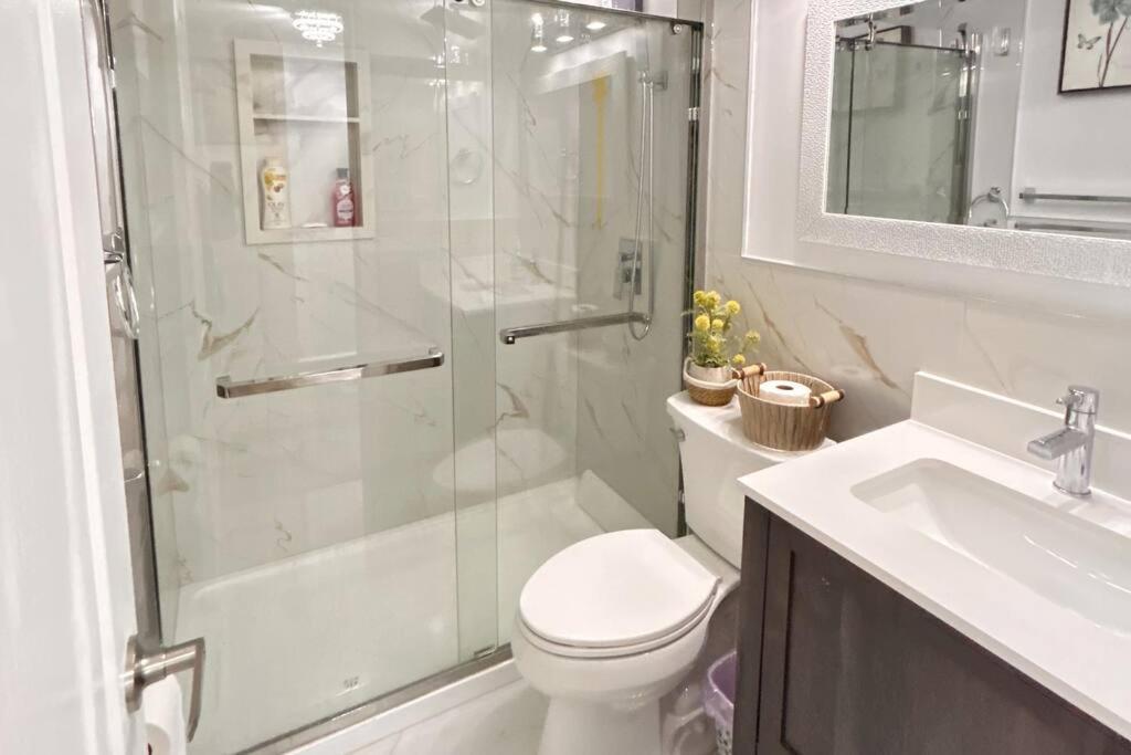 Super Luxury Family Home - 3 Bedrooms, 1 Full Bathroom And 1 Half Washroom With Free Parking, Wifi, Netflix Toronto Exteriör bild