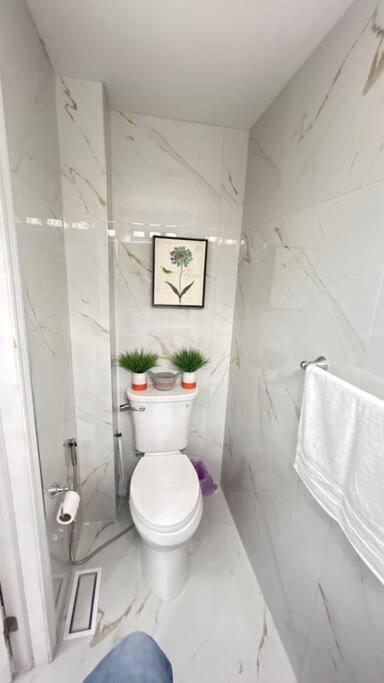 Super Luxury Family Home - 3 Bedrooms, 1 Full Bathroom And 1 Half Washroom With Free Parking, Wifi, Netflix Toronto Exteriör bild