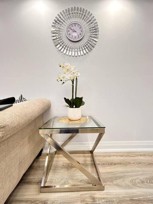 Super Luxury Family Home - 3 Bedrooms, 1 Full Bathroom And 1 Half Washroom With Free Parking, Wifi, Netflix Toronto Exteriör bild