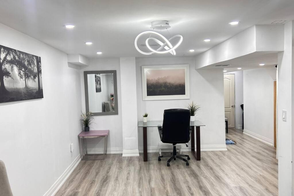 Super Luxury Family Home - 3 Bedrooms, 1 Full Bathroom And 1 Half Washroom With Free Parking, Wifi, Netflix Toronto Exteriör bild