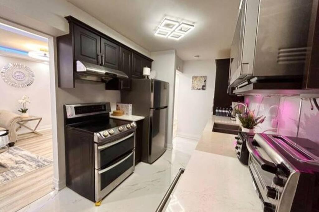 Super Luxury Family Home - 3 Bedrooms, 1 Full Bathroom And 1 Half Washroom With Free Parking, Wifi, Netflix Toronto Exteriör bild