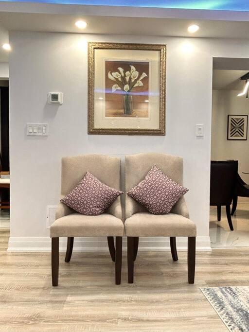 Super Luxury Family Home - 3 Bedrooms, 1 Full Bathroom And 1 Half Washroom With Free Parking, Wifi, Netflix Toronto Exteriör bild