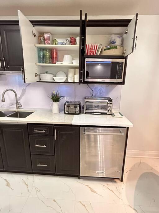 Super Luxury Family Home - 3 Bedrooms, 1 Full Bathroom And 1 Half Washroom With Free Parking, Wifi, Netflix Toronto Exteriör bild