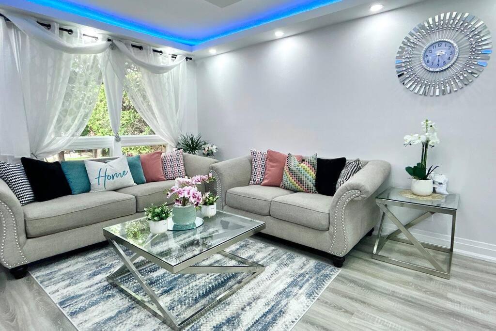 Super Luxury Family Home - 3 Bedrooms, 1 Full Bathroom And 1 Half Washroom With Free Parking, Wifi, Netflix Toronto Exteriör bild